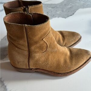 FRYE AND CO. Camel Suede Ankle Booties